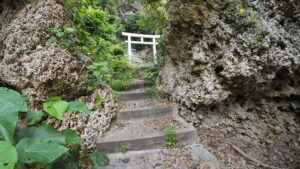 神秘の洞窟へ潜入！ノロ(祝女)の墓を訪ねて